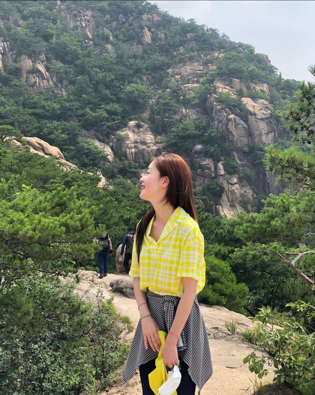 막걸리 먹으려고 등산하는 한선화.........jpg | 인스티즈