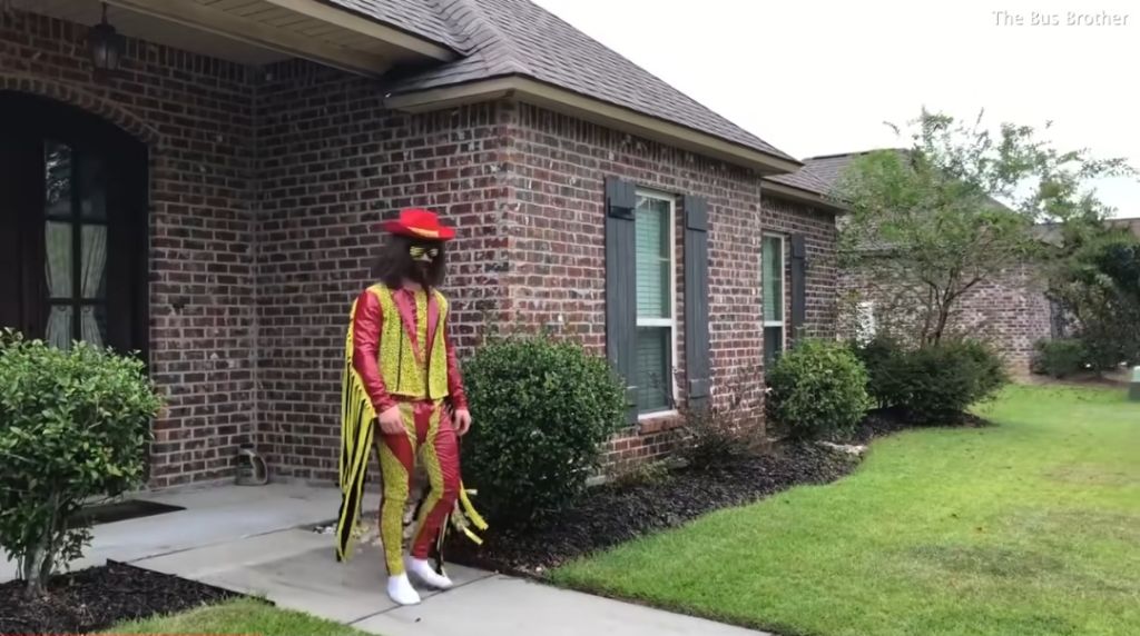 매일 다른 코스튬을 하고 동생을 마중 나가는 형 | 인스티즈