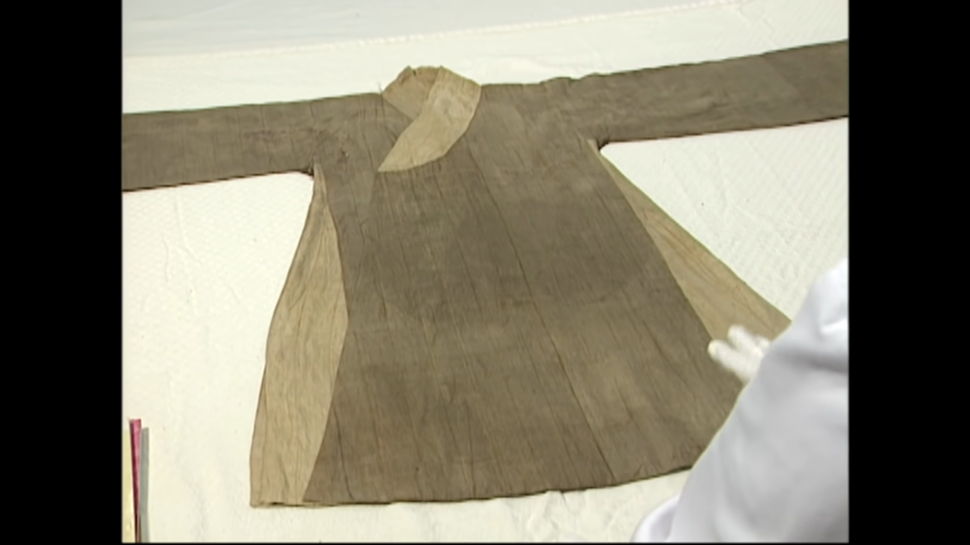 소년 미라의 묘에서 함께 발견된 것 | 인스티즈