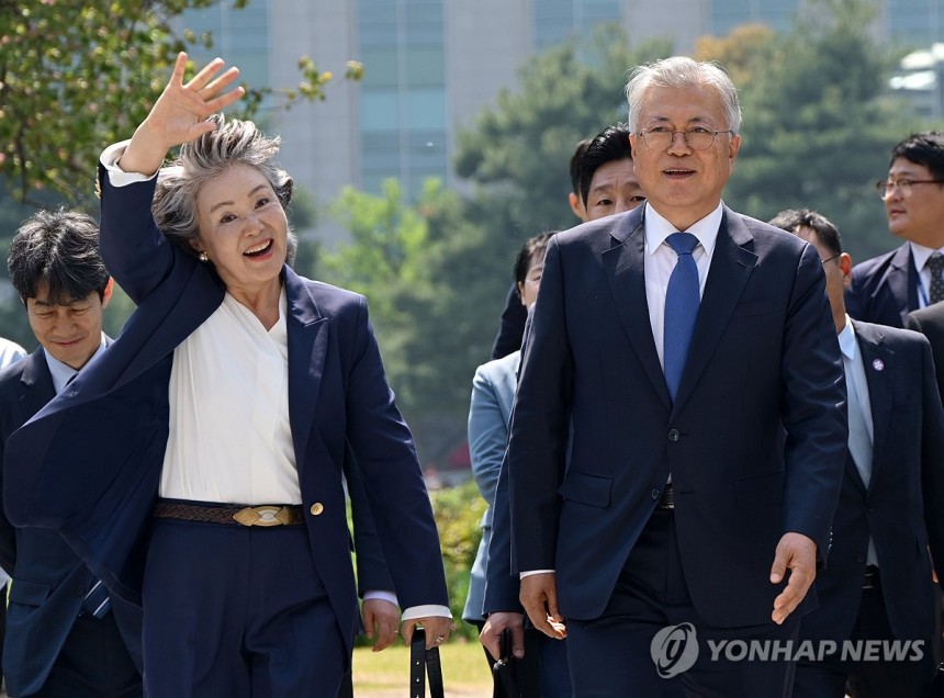 오늘자 문재인 전대통령과 김정숙 여사 님 | 인스티즈