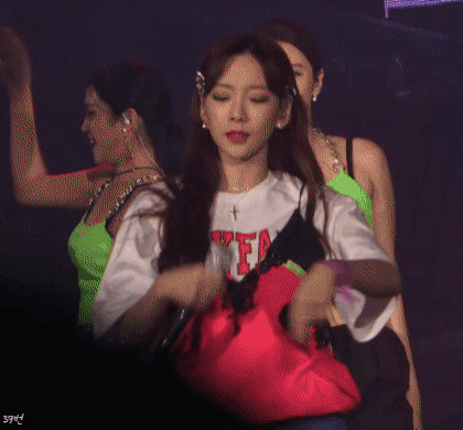 콘서트에서 한번할때마다 들 미쳐날뛰게 한다는 태연 무대제스처.jpgif | 인스티즈