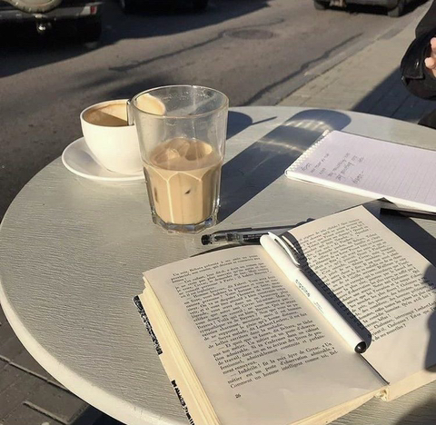 가을엔 따뜻한 라떼 한 잔과 함께 책을 읽어볼까요 ☕️📖 | 인스티즈