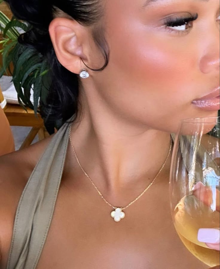 전 세계적으로 가장 히트 친 목걸이가 아닐까 하는 .jpg | 인스티즈