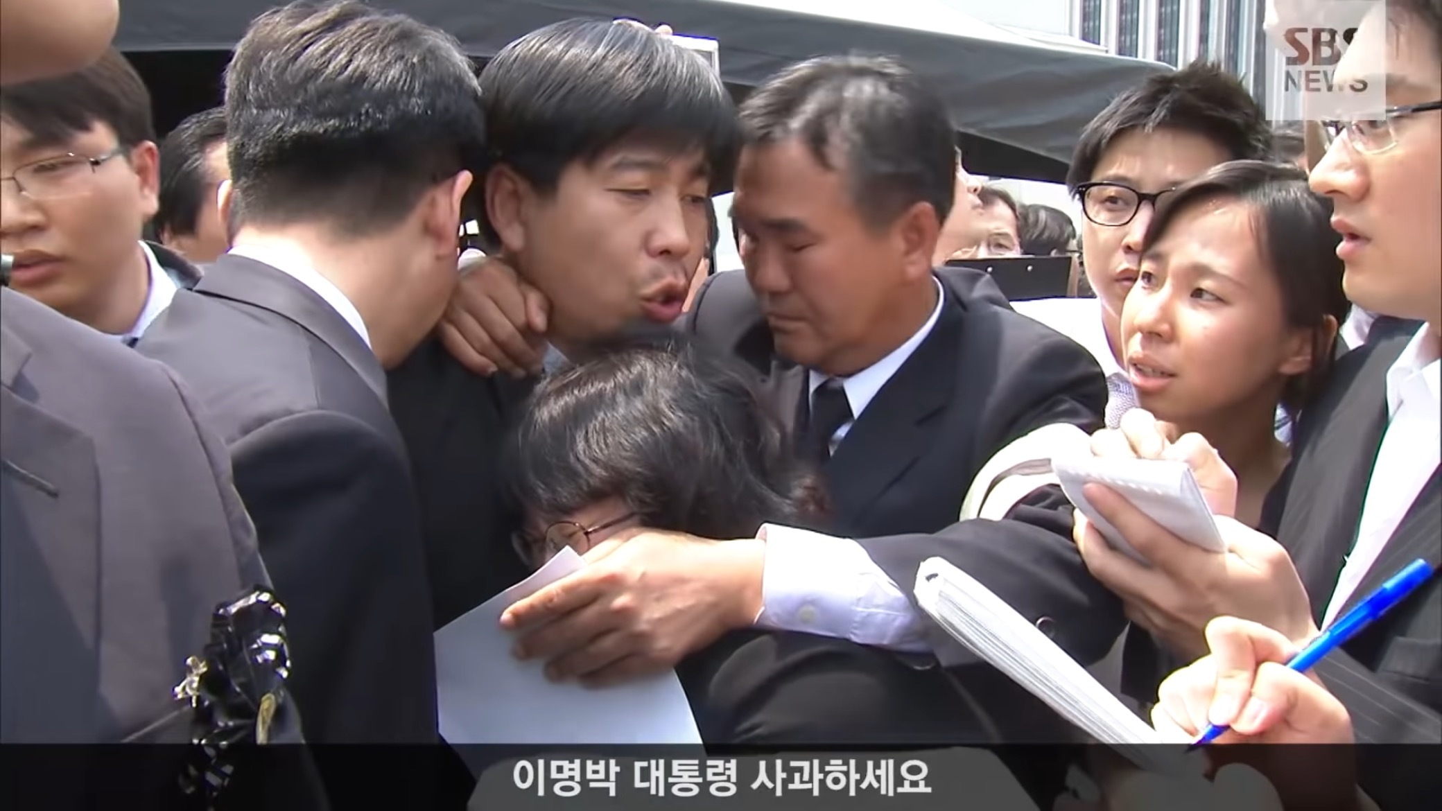 故노무현 대통령 영결식에서 분향하는 이명박.jpgif | 인스티즈