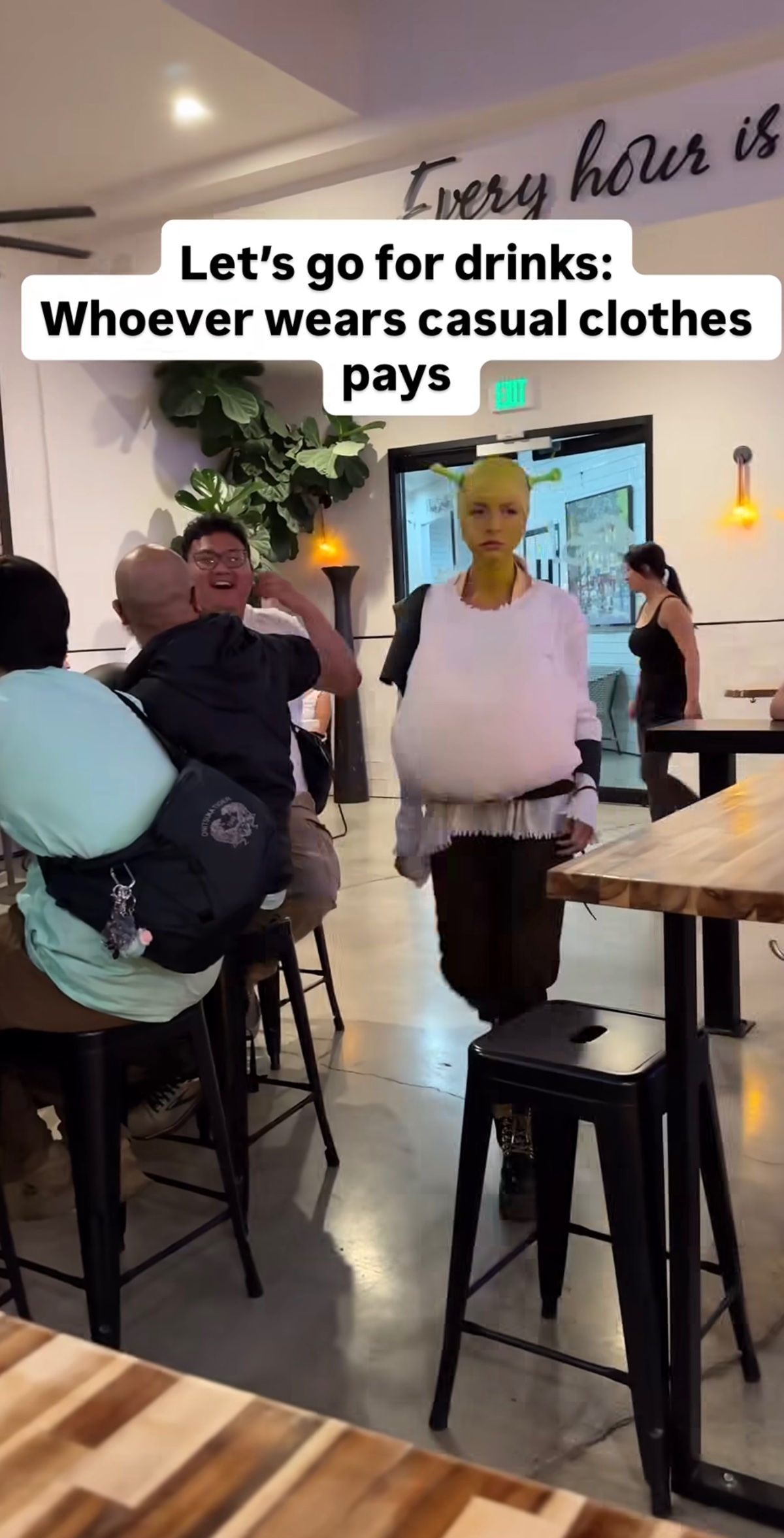 평범하게 입고 온 사람이 술값 내기로 함 | 인스티즈