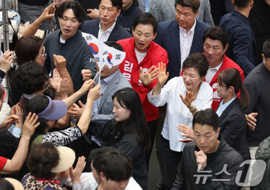 어제자 박근혜 서문시장 룩 | 인스티즈