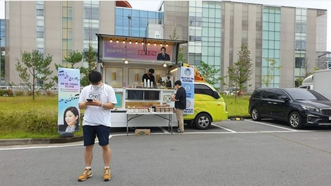 이선균한테 평범하게 커피차 안보내는 전혜진 | 인스티즈