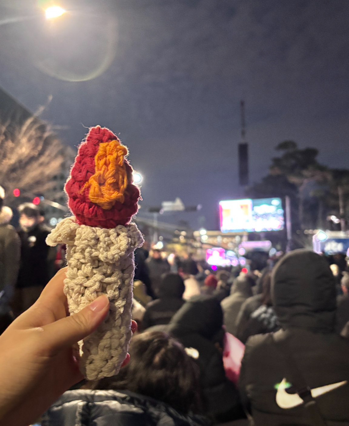 권력넘치는 뜨개인들의 시위 🧶🕯️ | 인스티즈