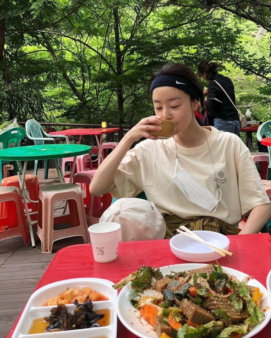 막걸리 먹으려고 등산하는 한선화.........jpg | 인스티즈