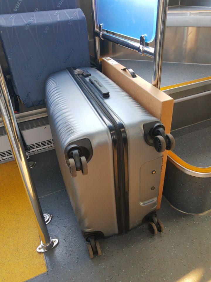 캐리어 들고 계단 오르는데 뒤에서 남청소년들이 | 인스티즈