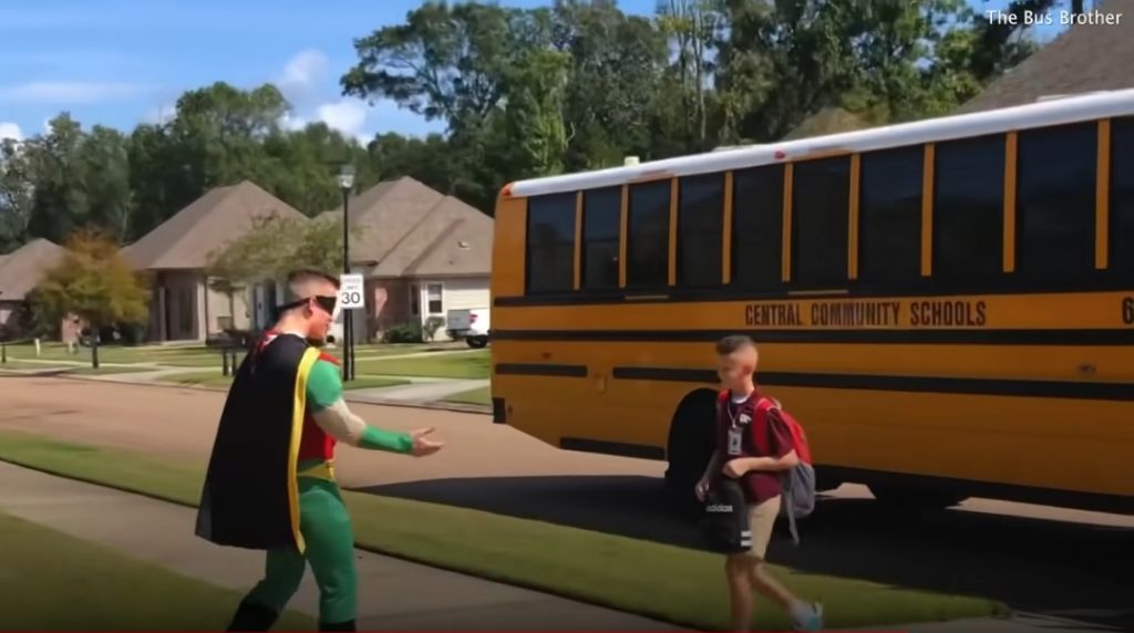 매일 다른 코스튬을 하고 동생을 마중 나가는 형 | 인스티즈