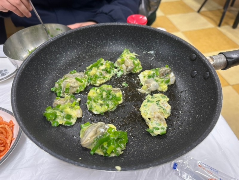 직접 굴전을 부어야 하는 가게 | 인스티즈