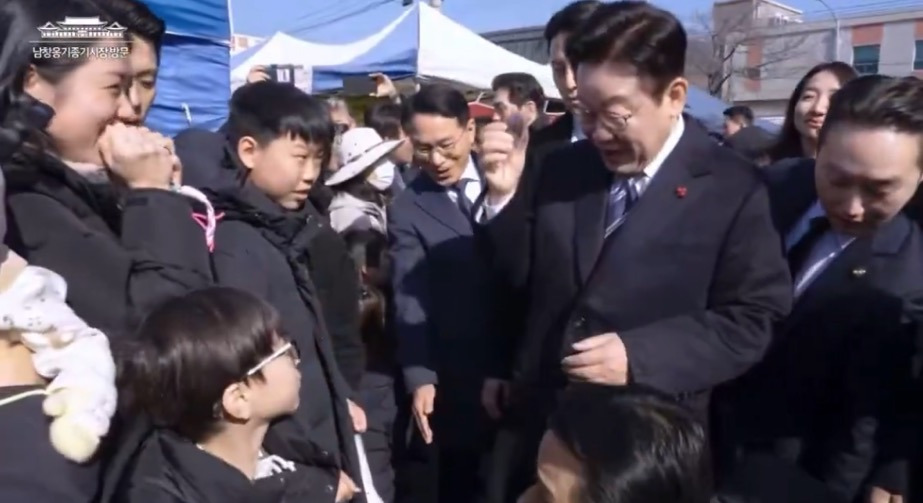 울산 오일장서 먹거리 산 李대통령…상인들 "여기 온 첫 대통령" | 인스티즈