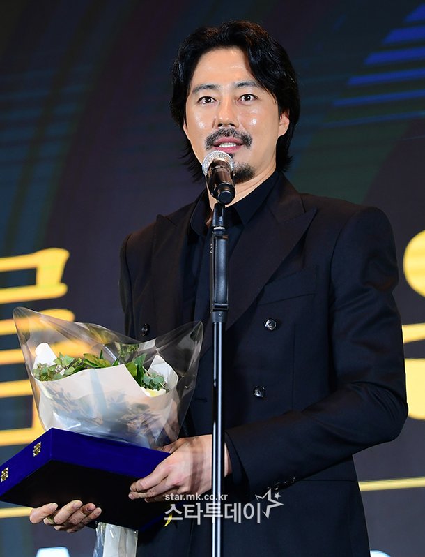 조인성 굿피플예술인상 "돈의 독 빼기 위해 기부 시작"[아름다운예술인상] | 인스티즈