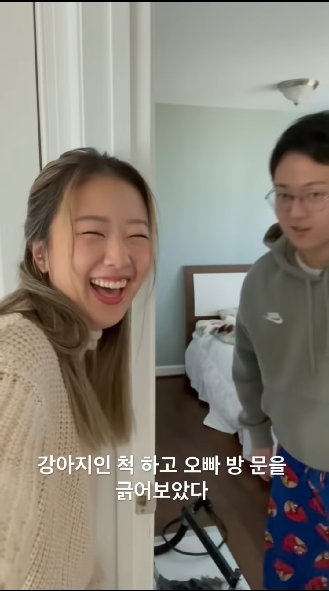 강아지인척하고 오빠 방문을 긁어보았다 | 인스티즈