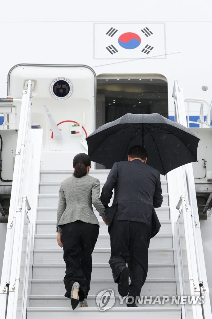 우산 혼자 쓰는 윤 대통령…비 쫄딱 맞는 김건희 여사 (사진 3장) | 인스티즈