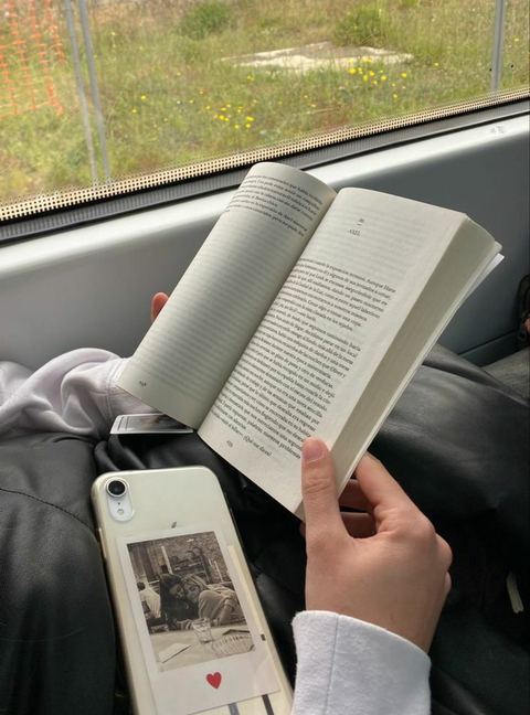 가을엔 따뜻한 라떼 한 잔과 함께 책을 읽어볼까요 ☕️📖 | 인스티즈