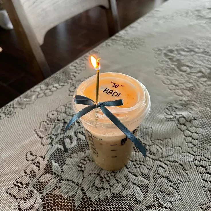 해외에서 유행한다는 음료에 초 꽂기.jpg | 인스티즈