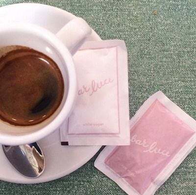 웨스 앤더슨 감독이 디자인한 카페의 인테리어 디테일.jpg | 인스티즈