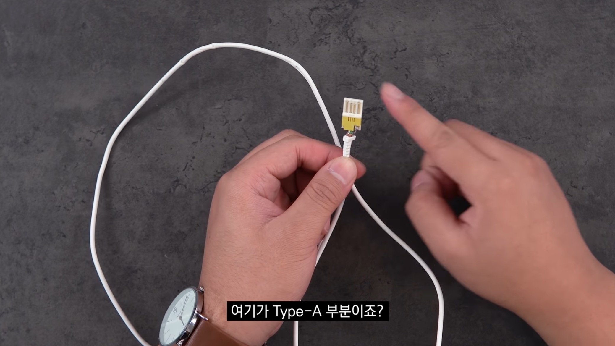 공공장소에서 "공용충전기" 쓰는사람들이 알면 좋을 내용..jpg | 인스티즈
