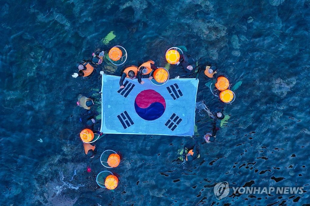 '독도 바다에 대형 태극기'…제주·울릉 해녀 광복 80주년 행사 | 인스티즈