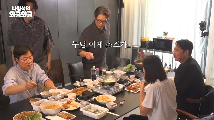 염정아 누님 살뜰하게 챙기는 유재명 | 인스티즈