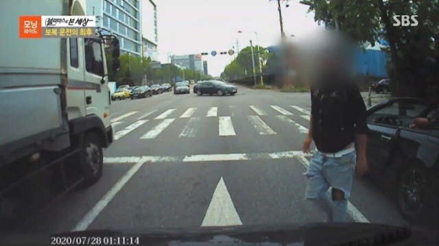 레이 탄 운전자가 키 190cm인거 보고 갑자기 분노조절 잘하는 벤츠 보복운전자 | 인스티즈