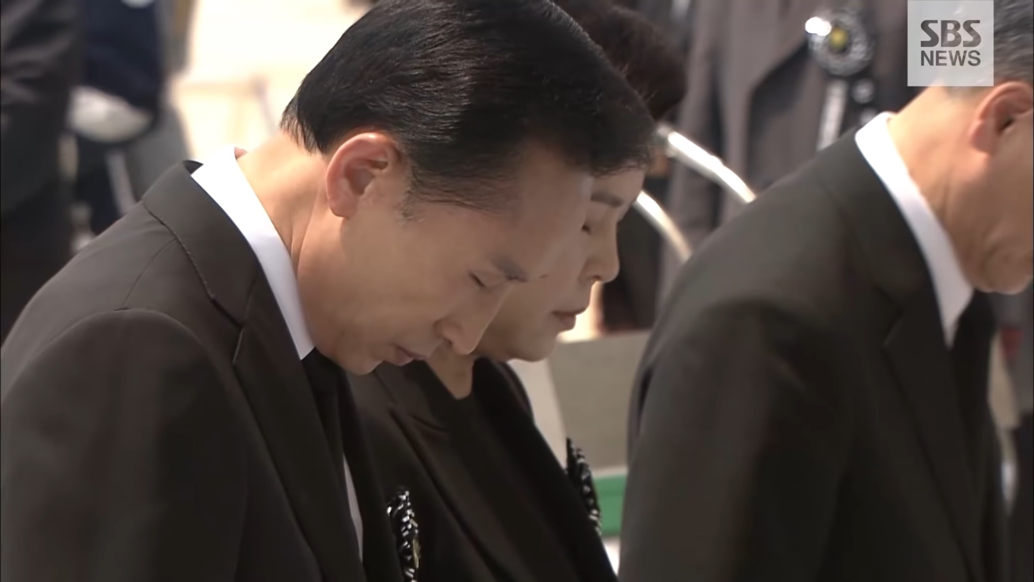 故노무현 대통령 영결식에서 분향하는 이명박.jpgif | 인스티즈