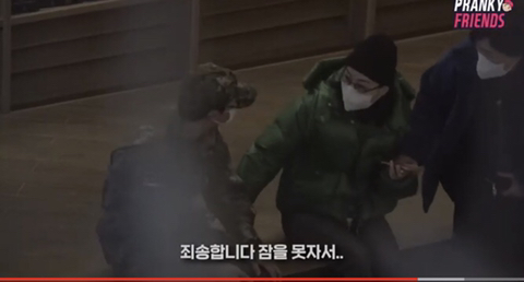 (감동 실험) 군인이 어깨에 기대 잠든다면? +댓글 | 인스티즈