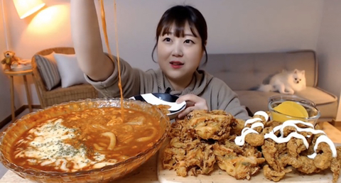 흔한 먹방 유튜버의 댕댕이 jpg | 인스티즈