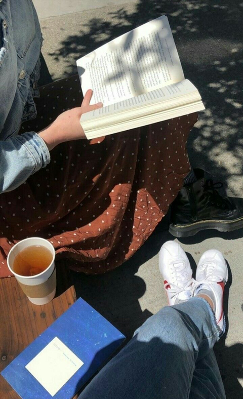 가을엔 따뜻한 라떼 한 잔과 함께 책을 읽어볼까요 ☕️📖 | 인스티즈