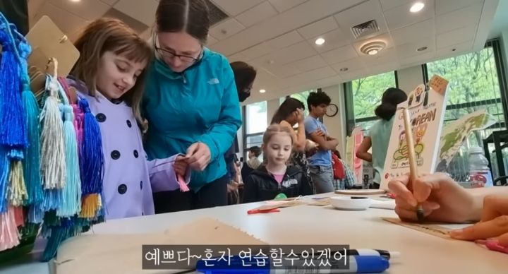 한 유튜버가 미국 학교에서 한국 홍보하는 법.jpg | 인스티즈