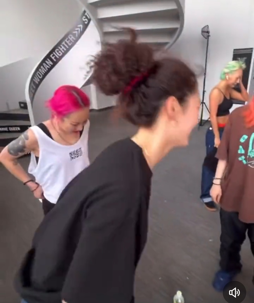 섹시댄스 추기 싫어서 우는 울플러 어떡하냐고...twt | 인스티즈