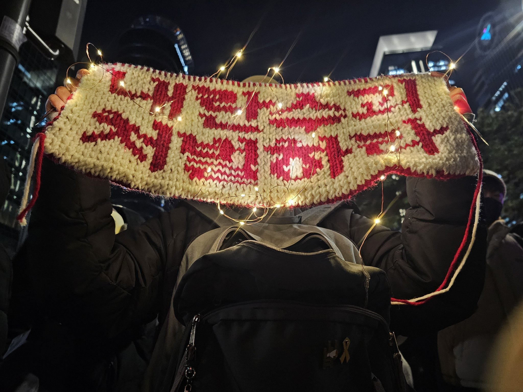 권력넘치는 뜨개인들의 시위 🧶🕯️ | 인스티즈