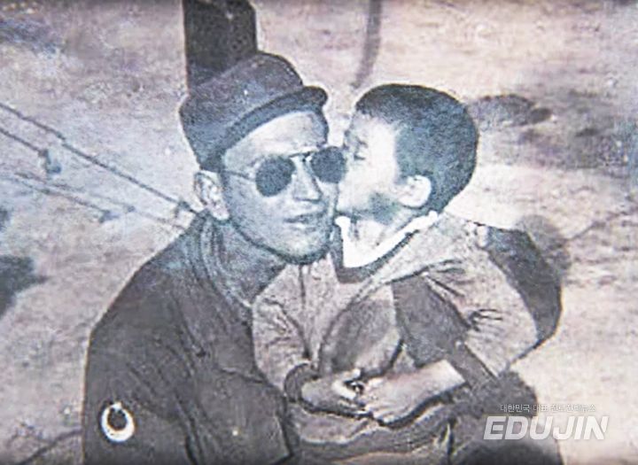 1950년 한국 전쟁고아와 터키군 & 2023년 한국구호대와 튀르키예 아이 | 인스티즈