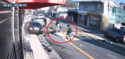 차에 치이고도 의식잃은 친구에게 달려간 학생들...치료비 막막 | 인스티즈