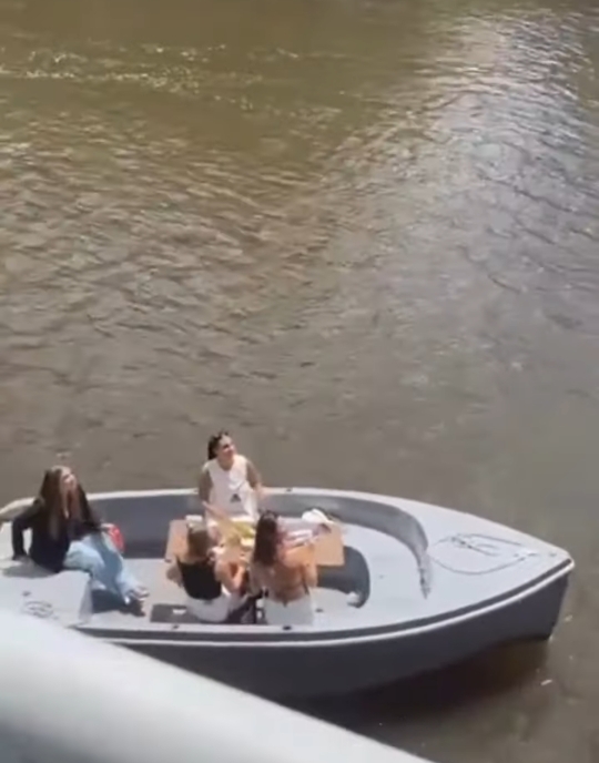 우리의 하루를 망친 이 학생을 찾고 있습니다 | 인스티즈