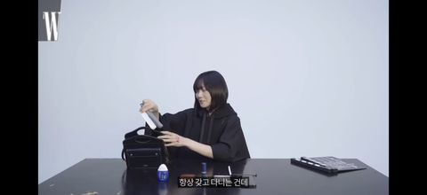 물건을 진짜 오래, 심플하게 쓰는 배두나 왓츠인마이백.jpg | 인스티즈