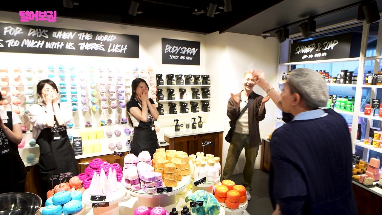 러쉬 직원들 텐션에도 눈 하나 깜빡하지 않는 조권과 김호영ㅋㅋㅋㅋㅋ.jpg | 인스티즈