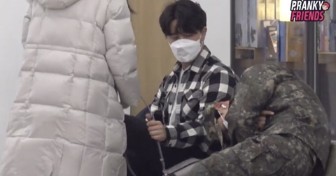 (감동 실험) 군인이 어깨에 기대 잠든다면? +댓글 | 인스티즈