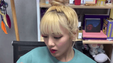 요즘 유행하는 왼쪽 눈 감고 오른쪽 볼 찌르기.gif | 인스티즈