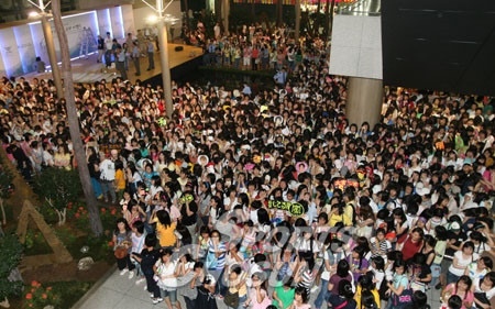 일본 아이돌 보겠다고 사람 한가득 몰렸던 그때 그 시절 한국.jpg | 인스티즈