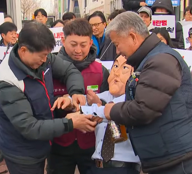 울산에서 이 체포 퍼포먼스중 | 인스티즈