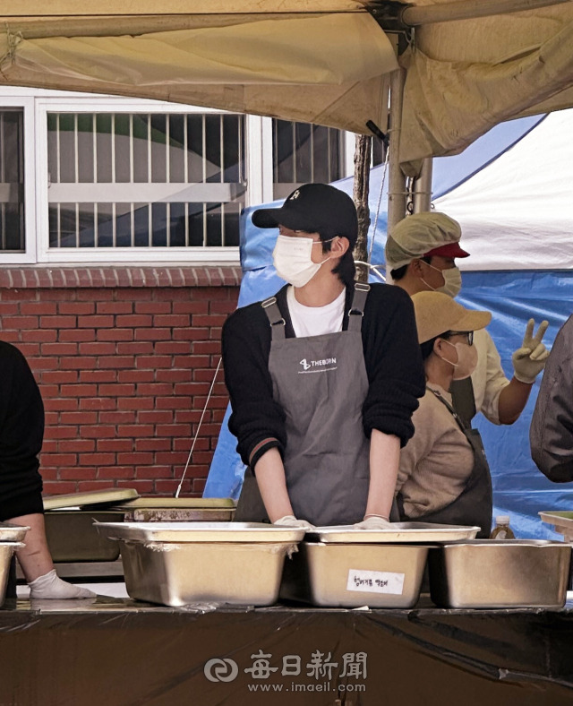 앞치마 두른 'BTS 진', 산불피해지역 안동 길안면서 급식 봉사 | 인스티즈