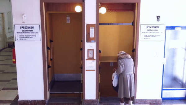 체코의 어느 엘리베이터.gif | 인스티즈