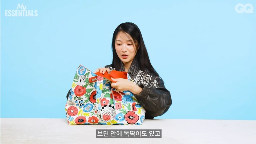 김혜윤이 자랑하는 초초초 한정판 커스텀백 | 인스티즈