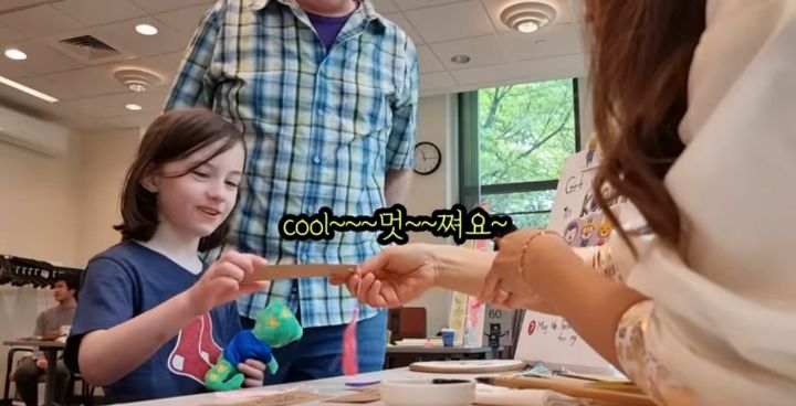 한 유튜버가 미국 학교에서 한국 홍보하는 법.jpg | 인스티즈