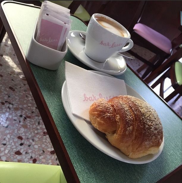 웨스 앤더슨 감독이 디자인한 카페의 인테리어 디테일.jpg | 인스티즈