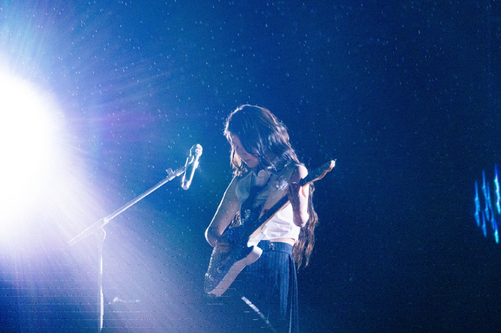 콘서트에서 반응터진 비 맞으며 일렉기타치는 아이유 | 인스티즈