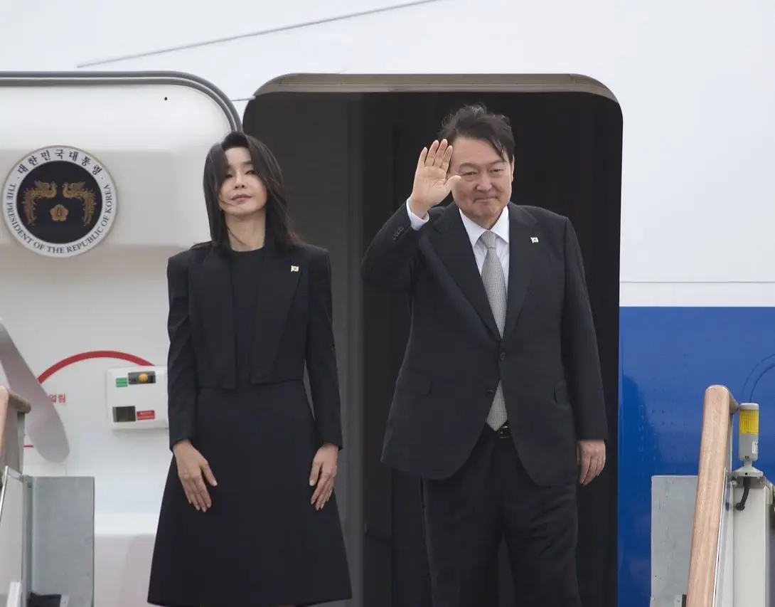 런던에 도착한 윤 대통령 부부의 일정이 갑자기 꼬였다, 예상 못한 이유가... | 인스티즈